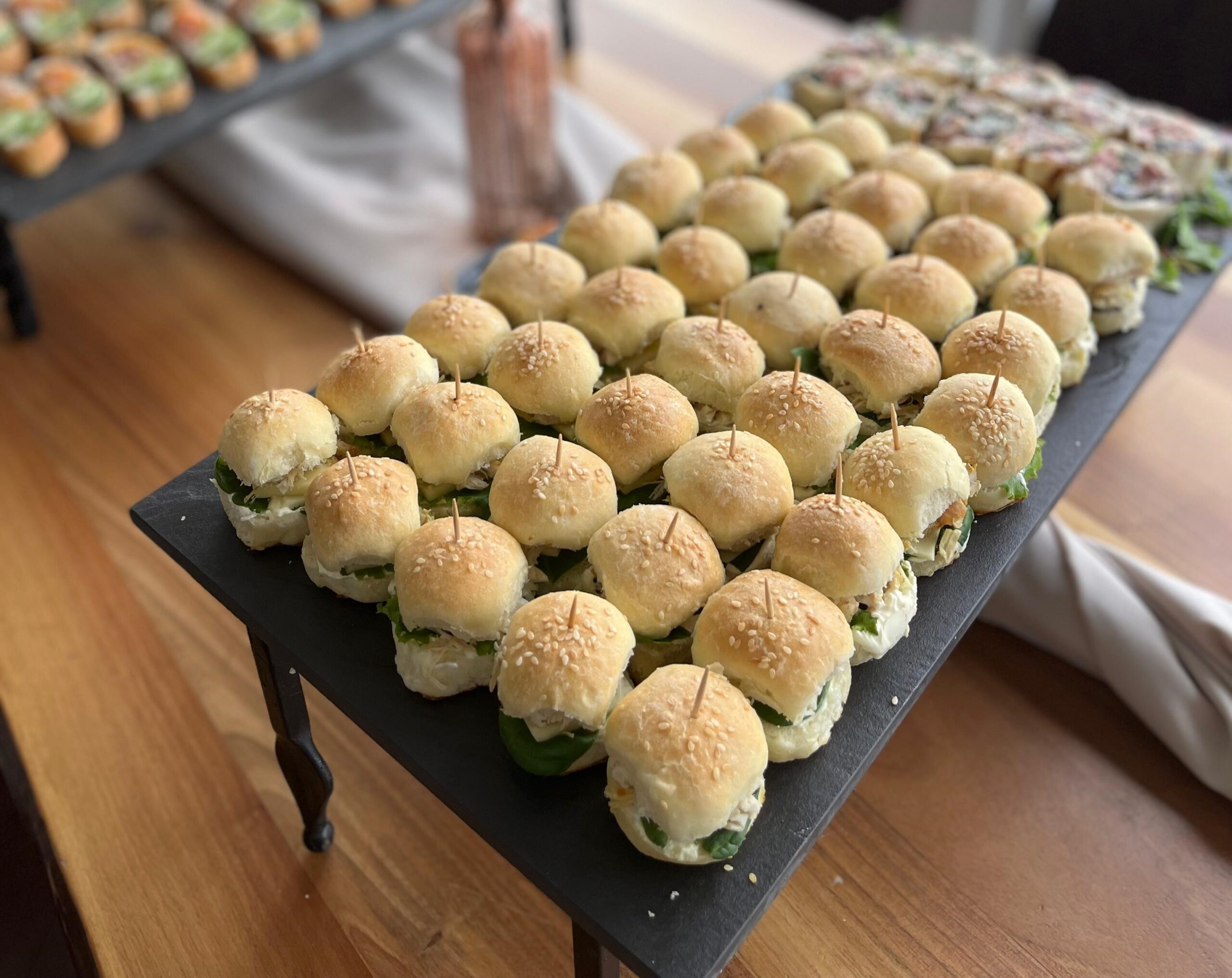 ketering, crni kamen, postavka keteringa, serviranje, dekoracija